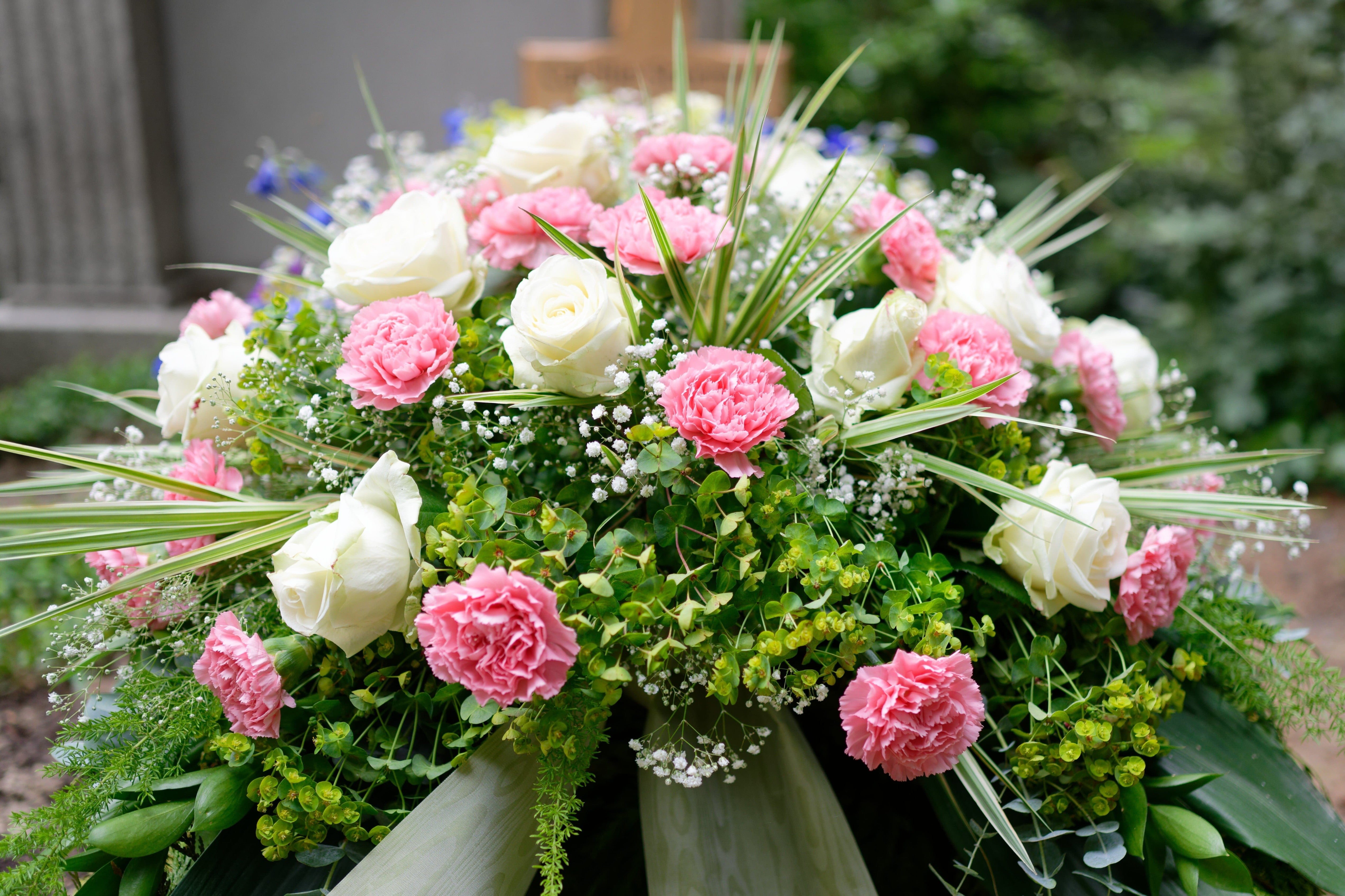 How to Choose Sympathy Flowers for Family and Friends